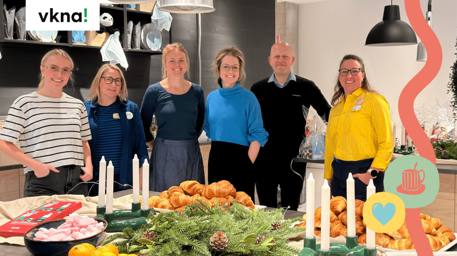 Linn och Ikea i sällskap av arrangörerna på Ikea, framför ett juligt frukostbord.